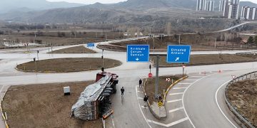 Kırıkkale’de TIR devrildi