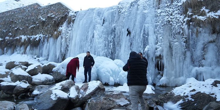 Çar Çayı Şelalesi buz sarkıtlarıyla göz kamaştırıyor