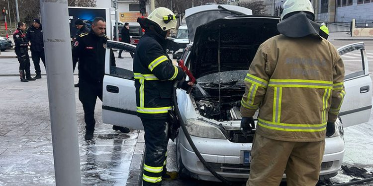 Kırıkkale’de aynı saatte depo ve araç yangını