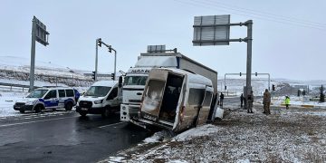 Ağrı’da çekici ile minibüs çarpıştı; 2’si ağır 8 yaralı