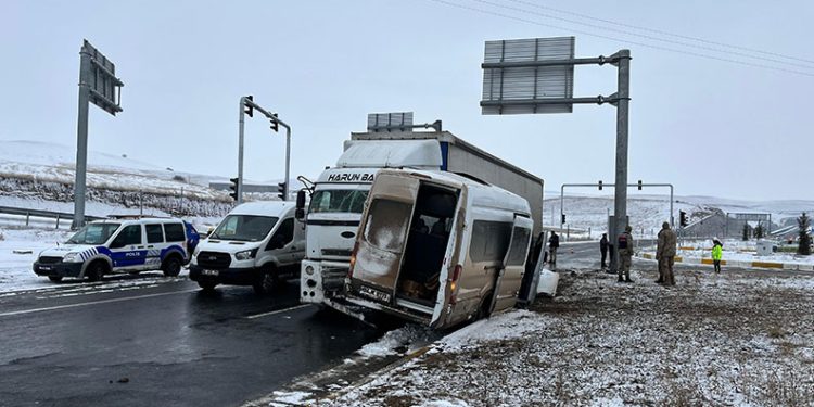 Ağrı’da çekici ile minibüs çarpıştı; 2’si ağır 8 yaralı