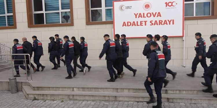 Balkondan kıyafet çalan hırsız kamerada