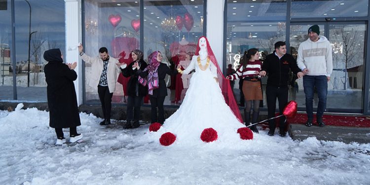 ‘Kardan Gelin’e 1 milyon liralık altın taktılar