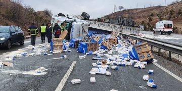 Devrilen tırdaki tonlarca un etrafa saçıldı: 1 yaralı