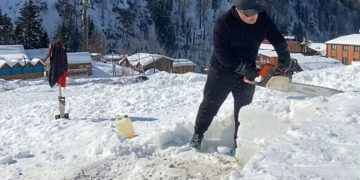 Ağaç motoru ile karı keserek iglo yaptılar