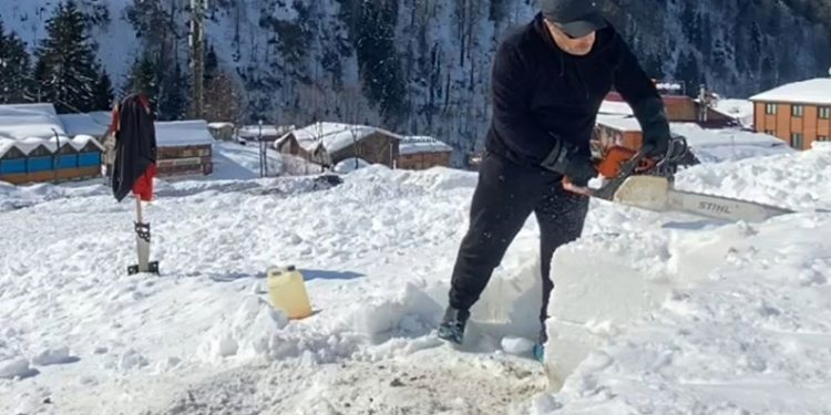 Ağaç motoru ile karı keserek iglo yaptılar