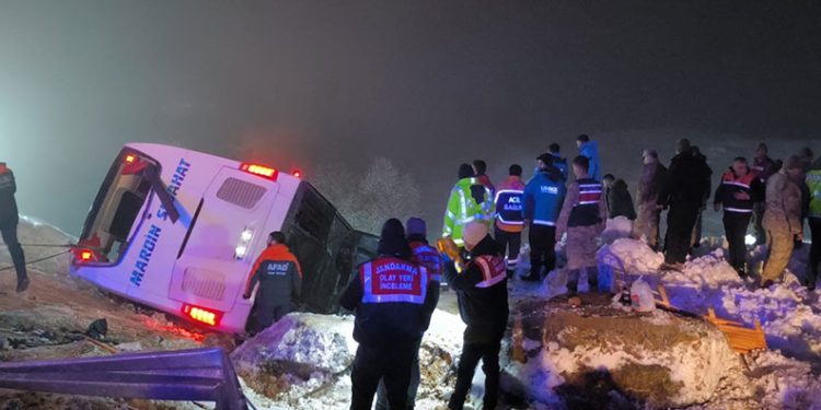 Bingöl’de yolcu otobüsü devrildi: 5 ölü, 31 yaralı