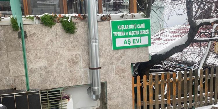 Büyükorhan’ın Kuşlar Mahallesi’nde Aşevi Hizmeti Devam Ediyor