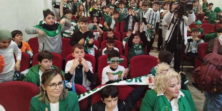 Öğrenciler Bursasporlu futbolcuları ‘Cendere’ müziği eşliğinde karşıladı