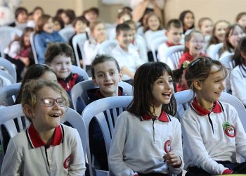 Karagöz ve Hacivat tasarruf sahnesinde