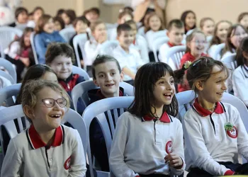 Karagöz ve Hacivat tasarruf sahnesinde