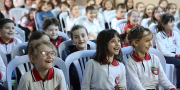 Karagöz ve Hacivat tasarruf sahnesinde