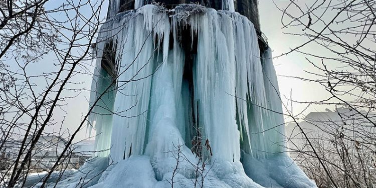 Ağrı’da 15 metre uzunluğunda buz sarkıtları oluştu