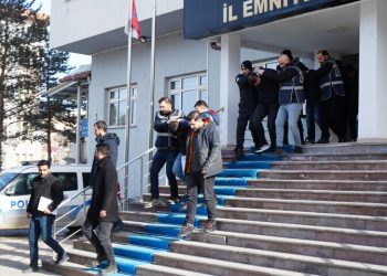 Bitlis’te kaçak göçmen taşıyan tırın gizli bölmesi çöktü: 1 ölü, 4 yaralı