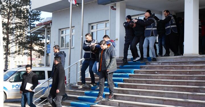 Bitlis’te kaçak göçmen taşıyan tırın gizli bölmesi çöktü: 1 ölü, 4 yaralı