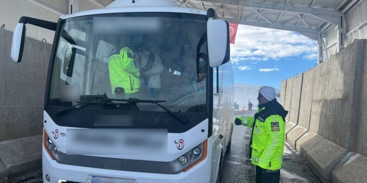 Uçuruma yuvarlayan araçta 3 kişi yaralandı