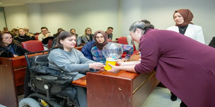 İki bileziğe 3 günlük bebeğini evlatlık verdi