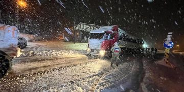 Kardan dolayı yolda kalan öğrencileri jandarma misafir etti