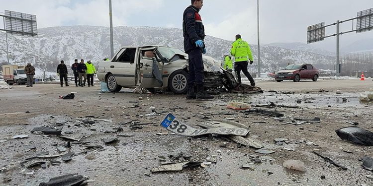 Tokat’ta tıra çarpan otomobildeki sürücü öldü