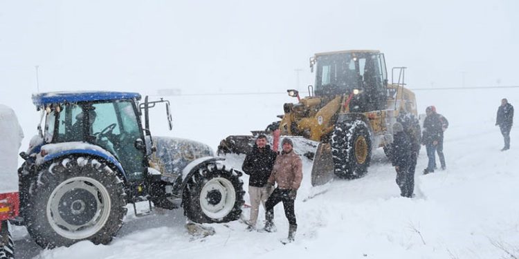 Kara saplanan traktör ve sürücüsü kurtarıldı