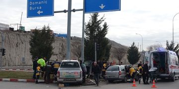 Tavşanlı’da otomobil ile kamyonet çarpıştı, 4 yaralı