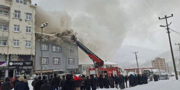 Ordu’da 3 katlı apartmanın çatı katı alevlere teslim oldu