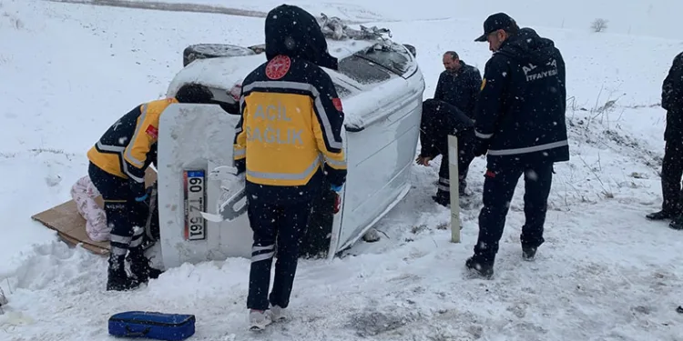 Çorum’da hafif ticari araç ile minibüs çarpıştı: 2 yaralı