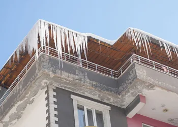 Dev buz sarkıtları tehlike saçıyor