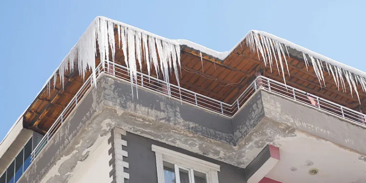 Dev buz sarkıtları tehlike saçıyor