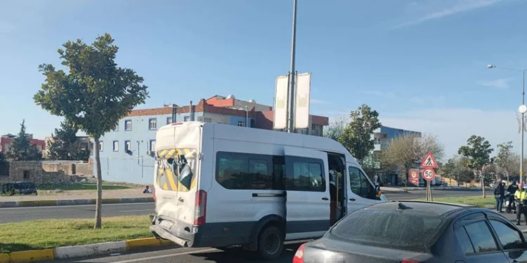Mardin’de tır servis aracına çarptı: 2 yaralı