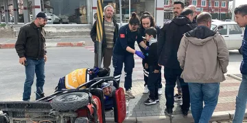 Karaman’da motosikletle üç tekerlekli bisiklet çarpıştı: 1’i çocuk 3 yaralı
