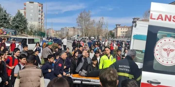 Otomobil öğrencilerin arasına daldı: 2 yaralı