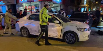 Caddede çarpışan 2 otomobilde maddi hasar oluştu