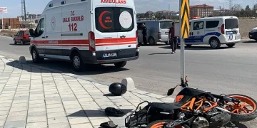 Karaman’da devrilen motosikletin sürücüsü ölümden döndü