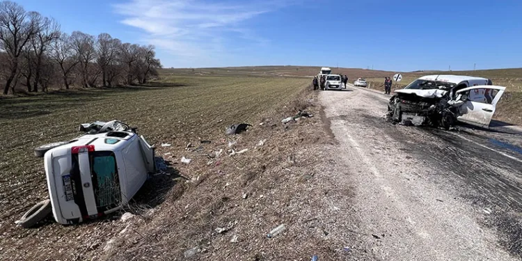 Çorum’da hafif ticari araçlar kafa kafaya çarpıştı: 1 ölü, 5 yaralı
