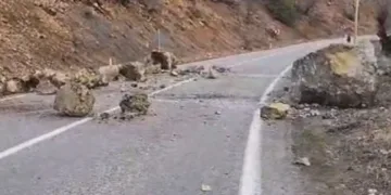 Havaların ısınmasıyla düşen kayalar tehlike saçıyor