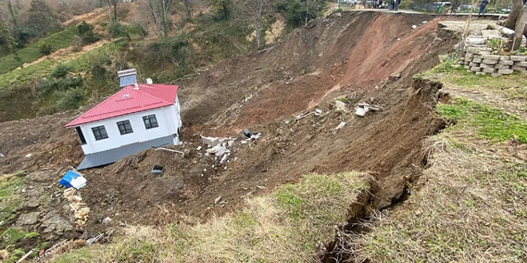 İki katlı ev heyelanda 50 metre sürüklendi