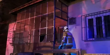 Kırıkkale’de ev yangını: 1’i itfaiye eri, 2 kişi hastaneye kaldırıldı