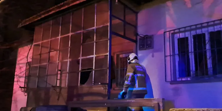 Kırıkkale’de ev yangını: 1’i itfaiye eri, 2 kişi hastaneye kaldırıldı