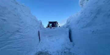 Hakkari’de 5 metreyi aşan karda yol açma çalışması