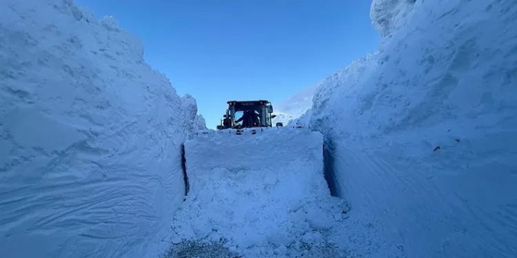 Hakkari’de 5 metreyi aşan karda yol açma çalışması