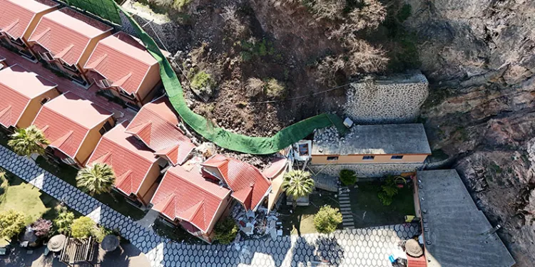 Artvin’de bir otelin istinat duvarı çöktü