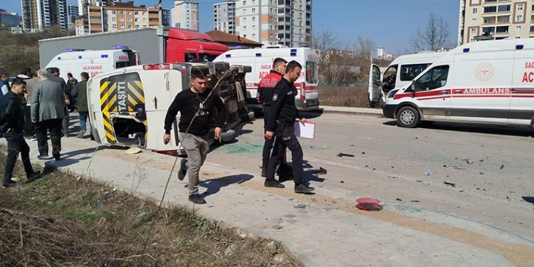 Öğrenci servisi ile hafif ticari araç çarpıştı: 10 yaralı