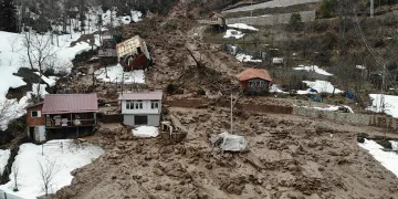 Artvin’de heyelanda bir ev takla atarak devrildi