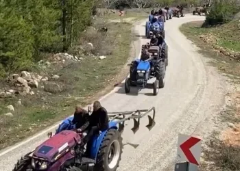 Bursa’da komşu köye traktörlü bayram konvoyu