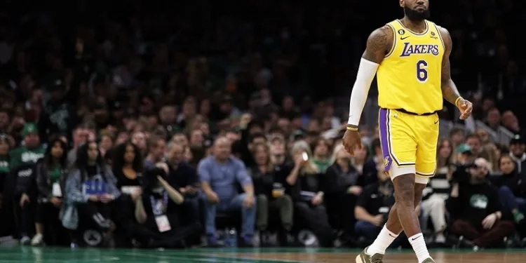 NBA’de Lakers, LeBron James’in son saniye basketiyle kazandı