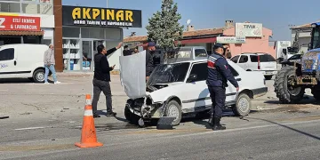 Ehliyetsiz sürücü kaza yaptı: 2 yaralı