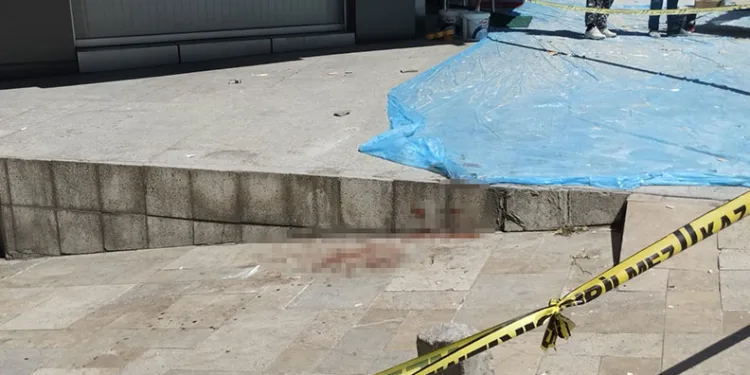 Silahla vurduğu yaralıya yerde yatarken tekme attı