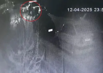 Asansörlerini yaptıkları inşaattan kombi çaldılar