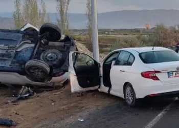İki otomobil kafa kafaya çarpıştı: 3 yaralı